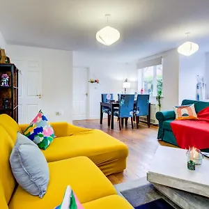 Apartment Freshair Breathe Gathering Partying Are Not Allowed Pls, London